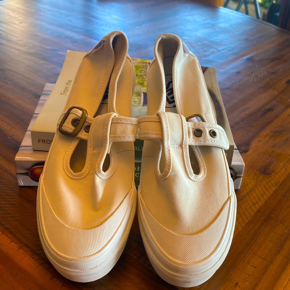Brand new never worn women’s Vans
